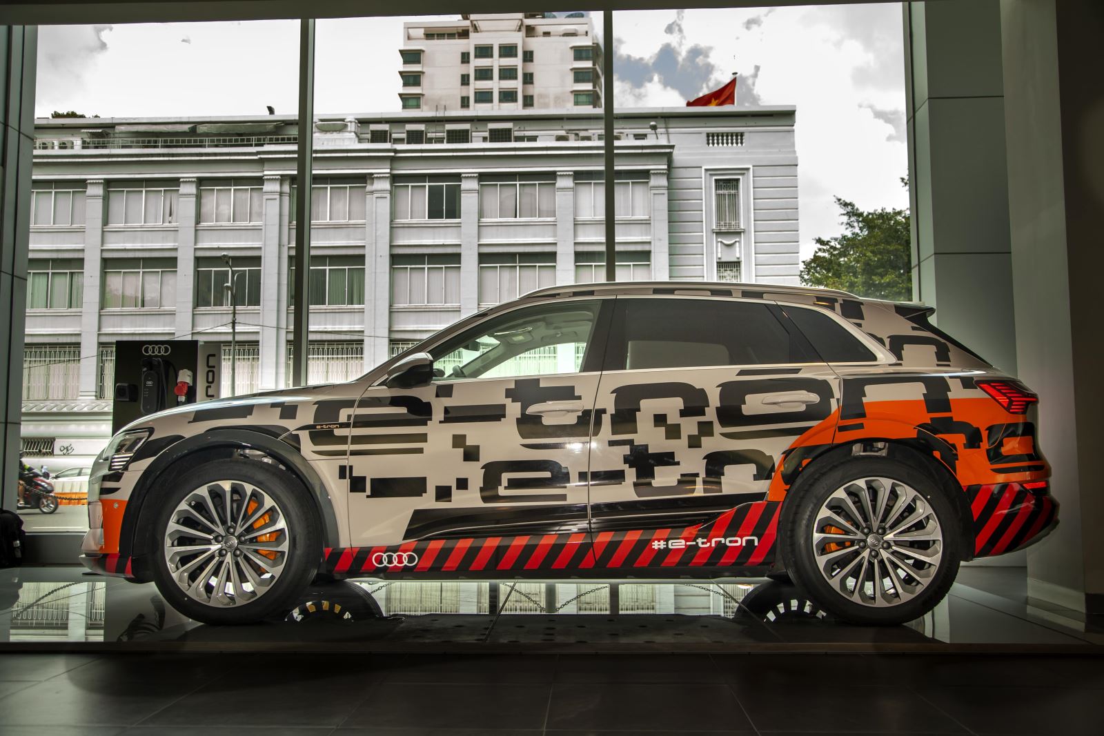 Sau TP HCM, SUV điện Audi e-tron thẳng tiến tới Hà Nội