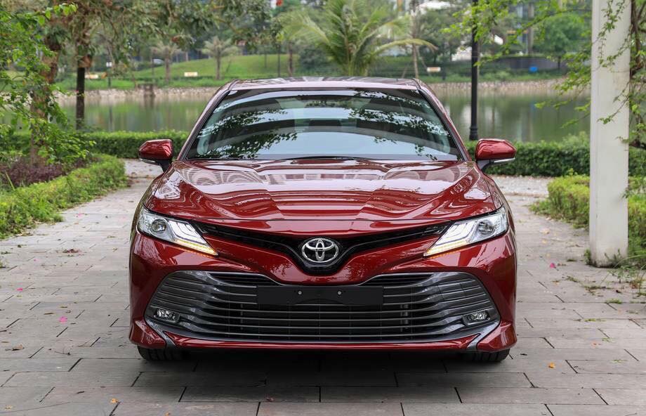 Toyota Camry 2.0G màu đỏ mận sang trọng, đẳng cấp doanh nhân