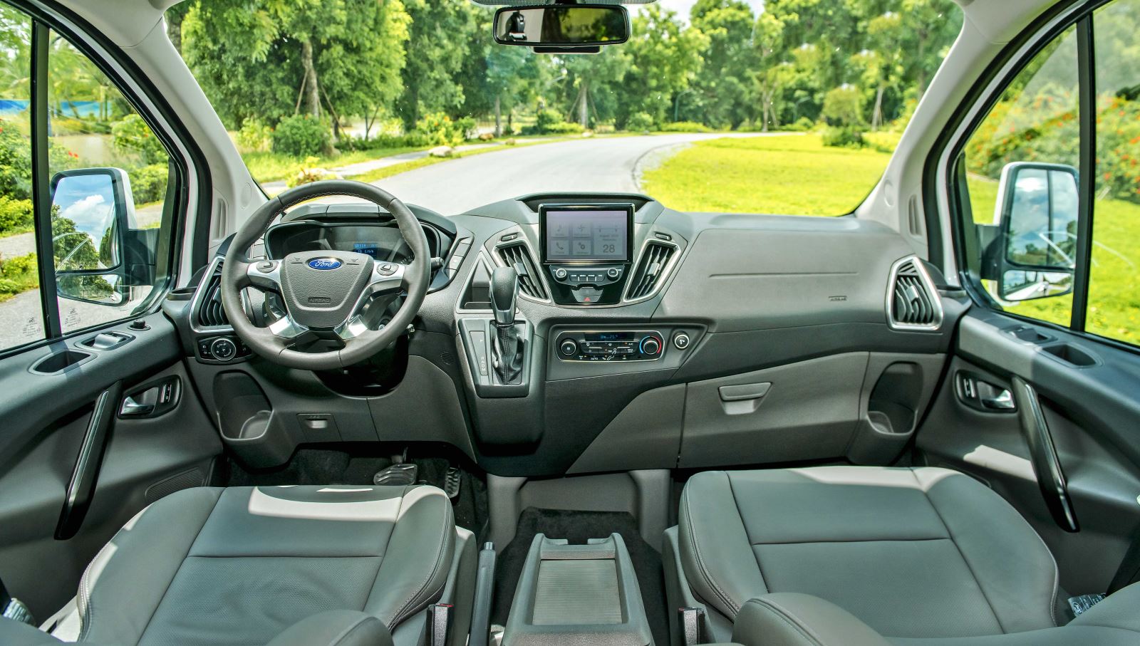 Ford ra mắt MPV 7 chỗ Tourneo giá 1 tỷ đồng
