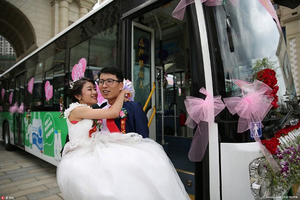 xe buýt đưa chú rể đến lễ cưới